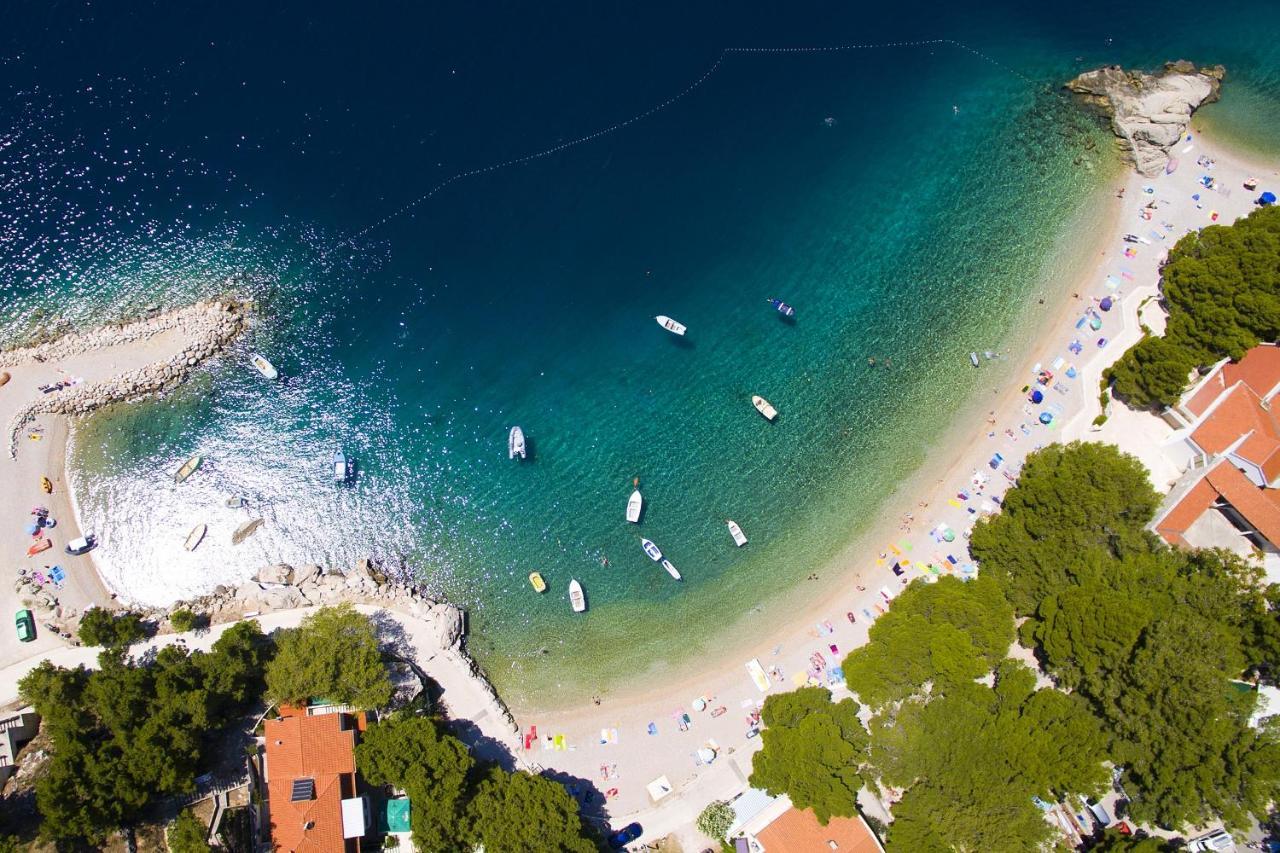 Apartments By The Sea Brela, Makarska - 6688 エクステリア 写真
