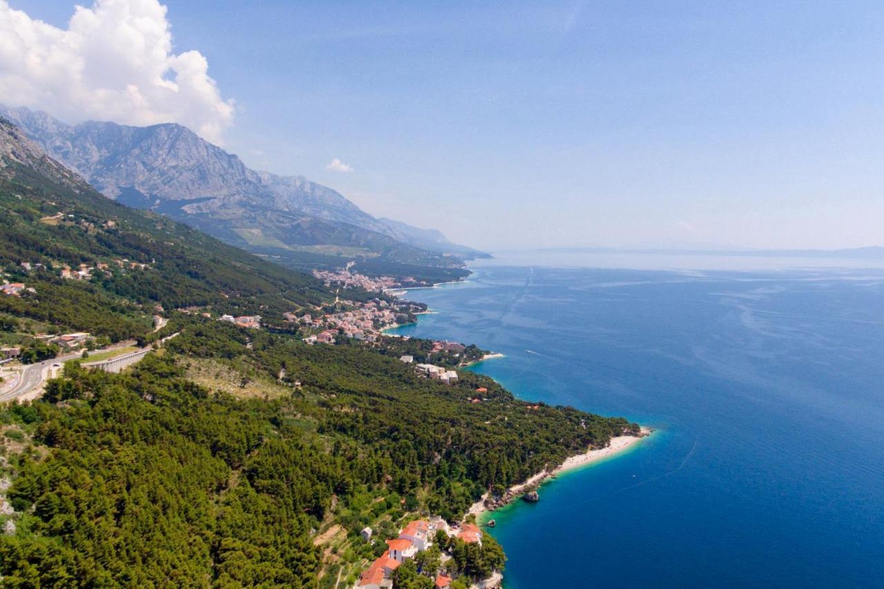 Apartments By The Sea Brela, Makarska - 6688 エクステリア 写真