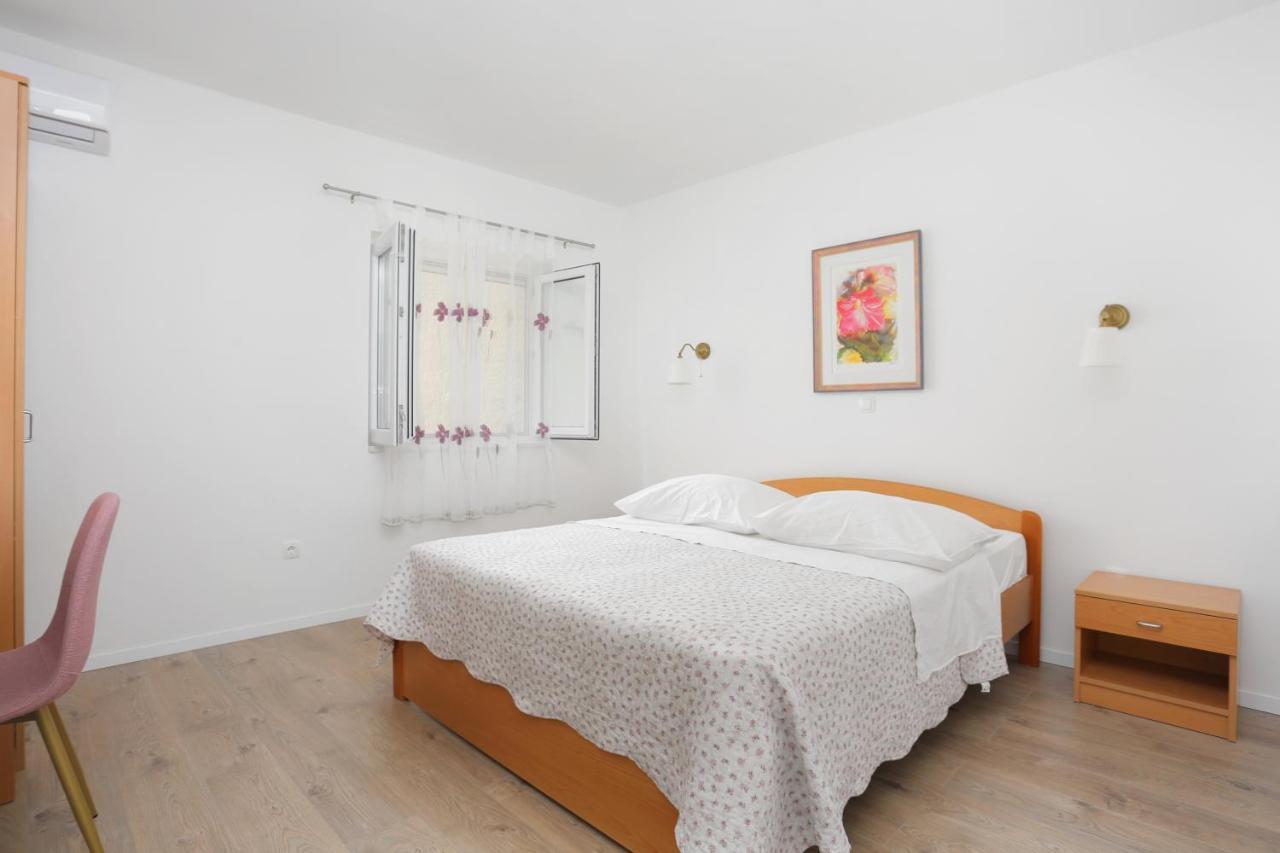 Apartments By The Sea Brela, Makarska - 6688 エクステリア 写真