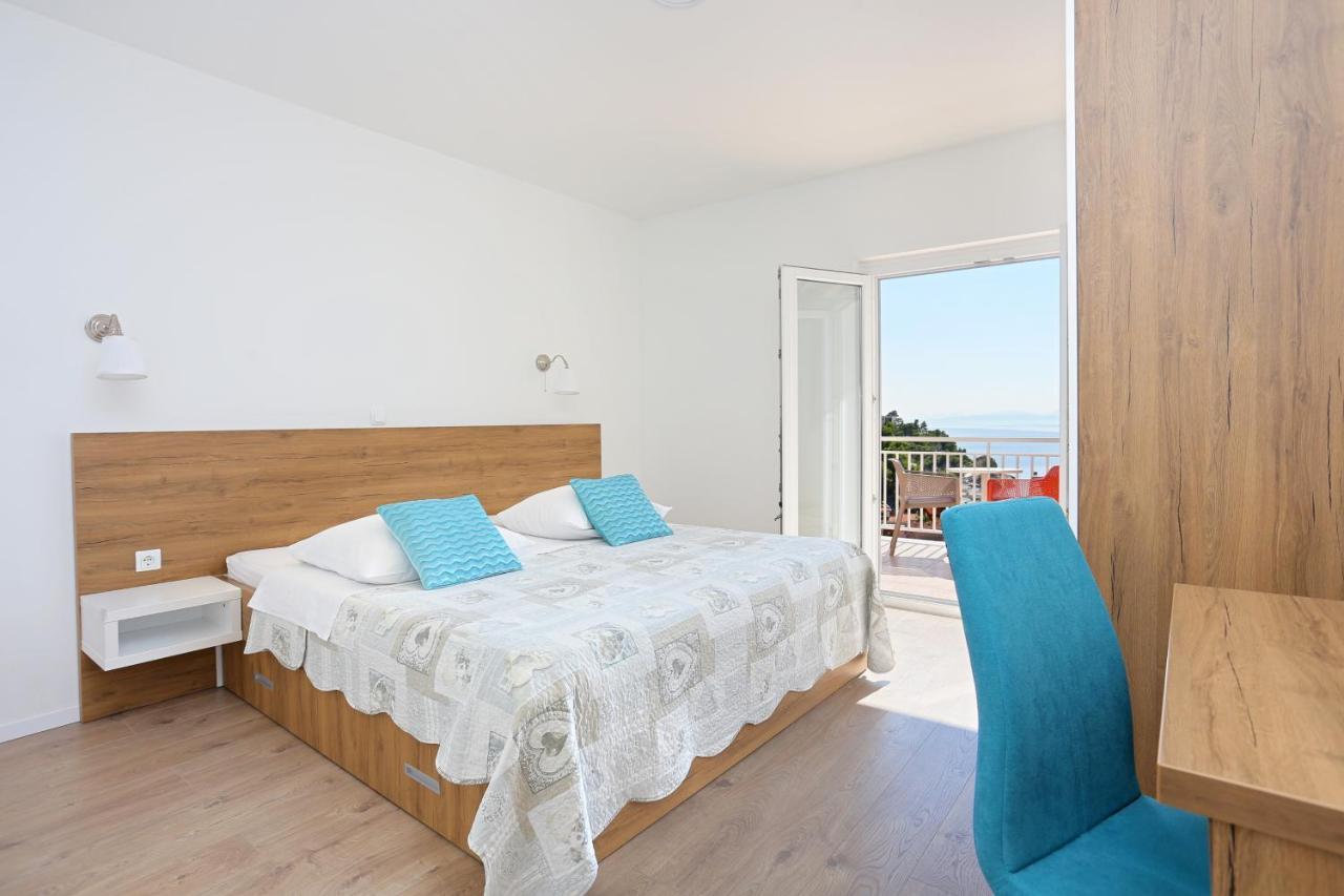 Apartments By The Sea Brela, Makarska - 6688 エクステリア 写真