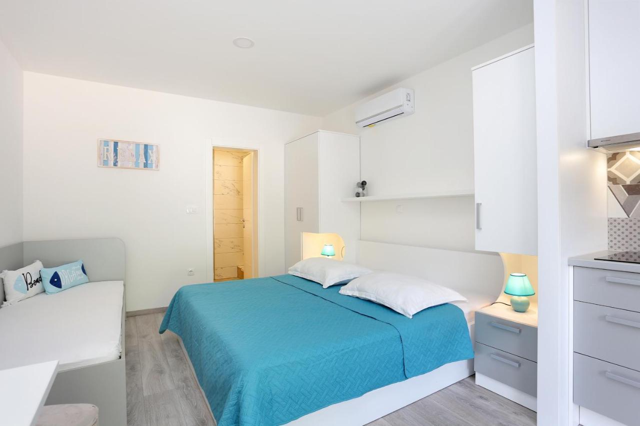Apartments By The Sea Brela, Makarska - 6688 エクステリア 写真