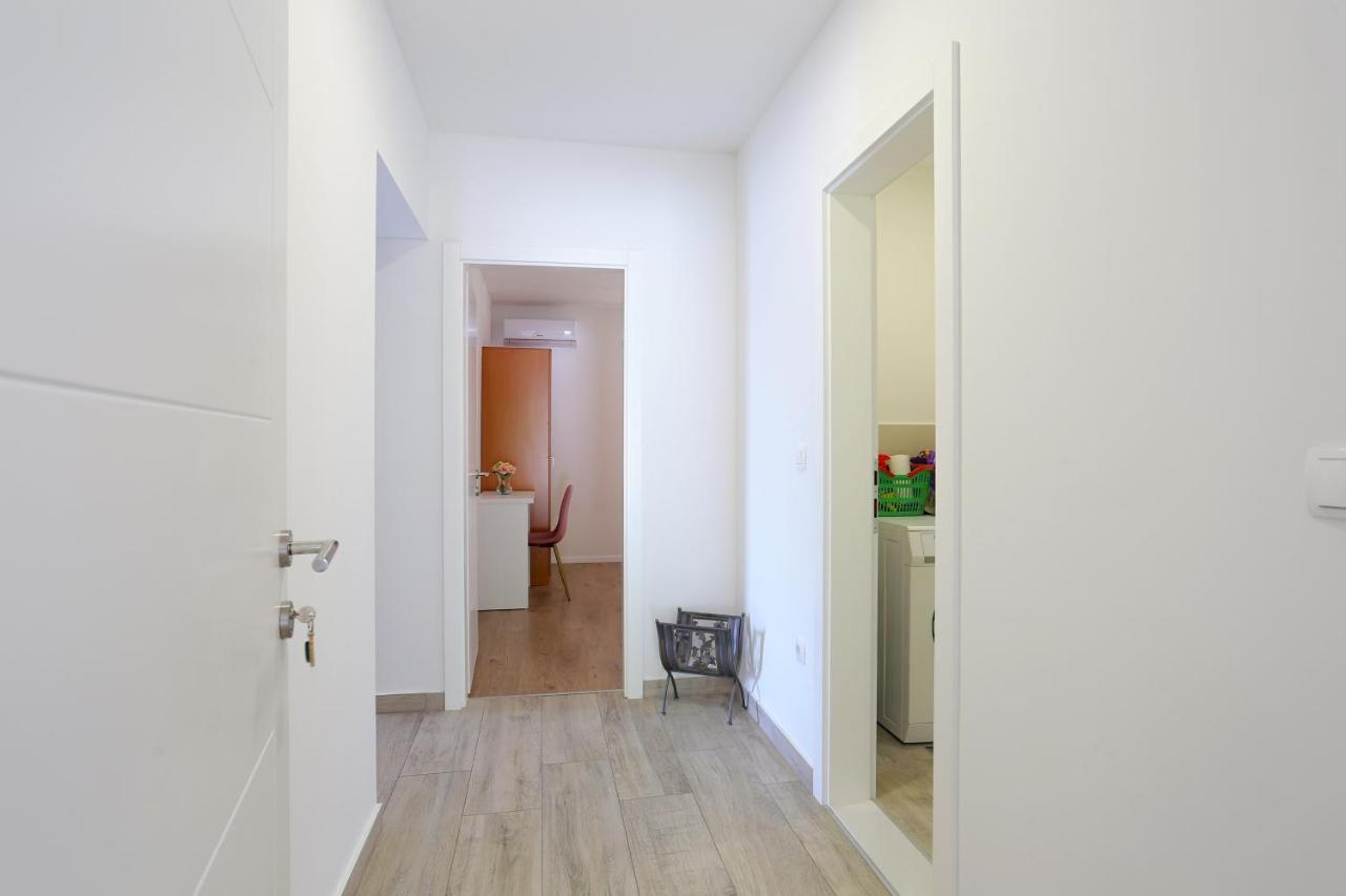 Apartments By The Sea Brela, Makarska - 6688 エクステリア 写真